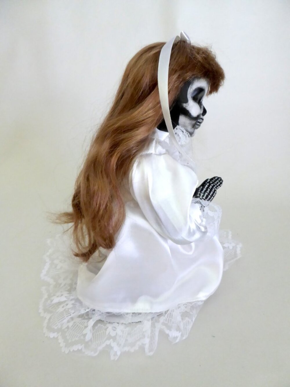 OOAK 11” KNEELING PRAYING SKELETON HORROR UNDEAD PORCELAIN DOLL PROP ODDITY - Picture 2 of 10